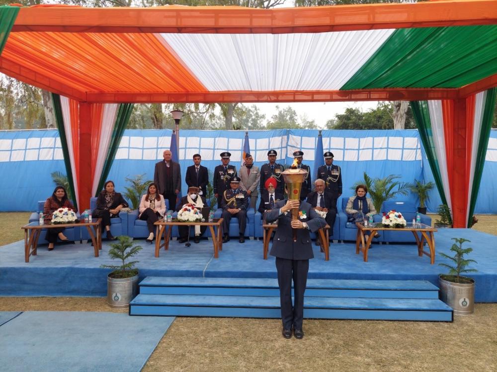 The Weekend Leader - Triumphant Moment: Air Force veterans welcome 'Flame of Victory' in Delhi